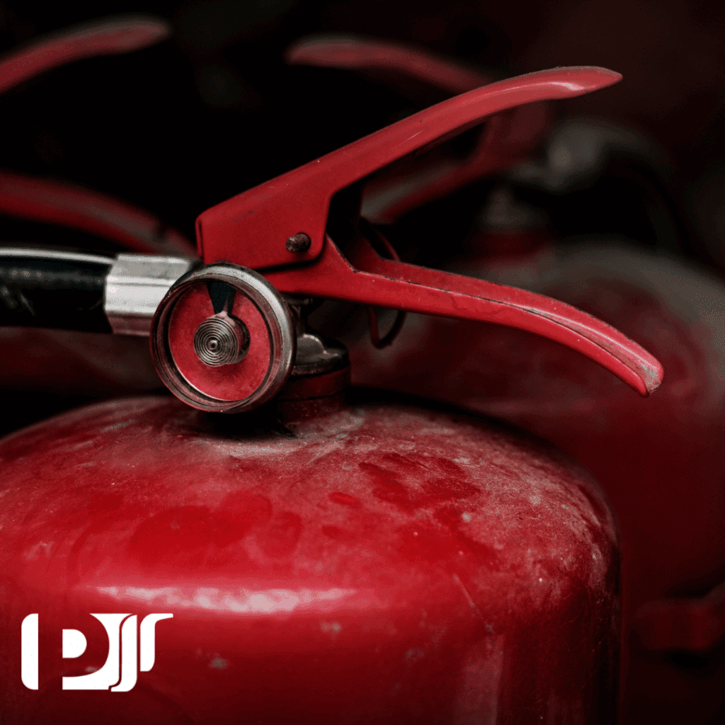 extintores de incêndio vermelhos