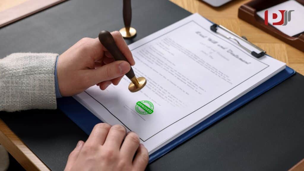 Profissional analisando documentação para evitar multas e problemas legais na regularização de imóveis.