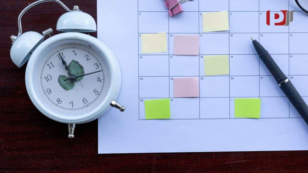 Relógio ao lado de calendário, transmitindo urgência