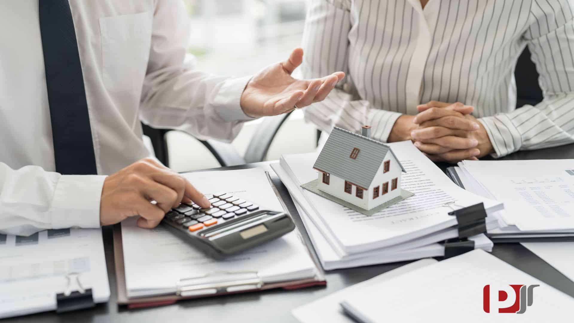 Regularização de imóvel em 2025 – documentos e casa moderna representando segurança jurídica.